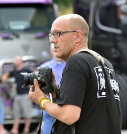 Photographe Bruno Dufourny avec son appareil photo